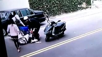 民眾暖救摔車伯！車主尷尬討回照後鏡