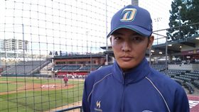 王維中速球威猛 滑球曲球變速球也拿手首位效力韓職的台灣左投王維中受訪表示，包括滑球、曲球與變速球也是他的拿手武器。中央社記者曹宇帆洛杉磯攝  107年2月27日