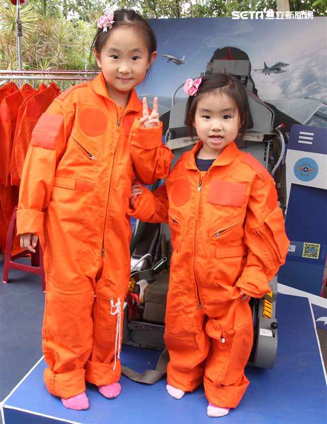 國防部支援天使心家族基金會辦理「336愛奇兒日」活動，民眾T-91步槍射擊模擬、傘具穿戴、穿飛行服彈射座椅，體驗「一日軍人」。（記者邱榮吉/攝影）