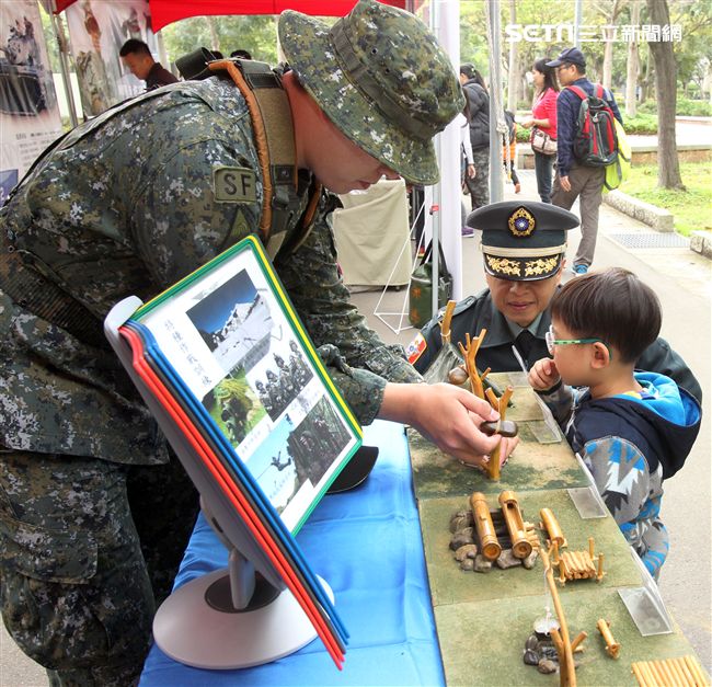 國防部支援天使心家族基金會辦理「336愛奇兒日」活動，民眾T-91步槍射擊模擬、傘具穿戴、穿飛行服彈射座椅，體驗「一日軍人」。（記者邱榮吉/攝影）