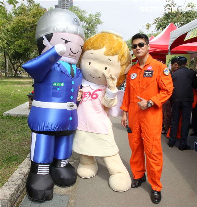 國防部支援天使心家族基金會辦理「336愛奇兒日」活動，民眾T-91步槍射擊模擬、傘具穿戴、穿飛行服彈射座椅，體驗「一日軍人」。（記者邱榮吉/攝影）