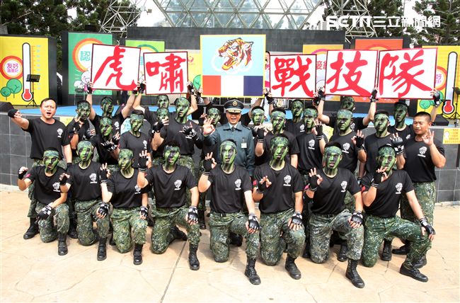 國防部支援天使心家族基金會辦理「336愛奇兒日」活動，民眾T-91步槍射擊模擬、傘具穿戴、穿飛行服彈射座椅，體驗「一日軍人」。（記者邱榮吉/攝影）