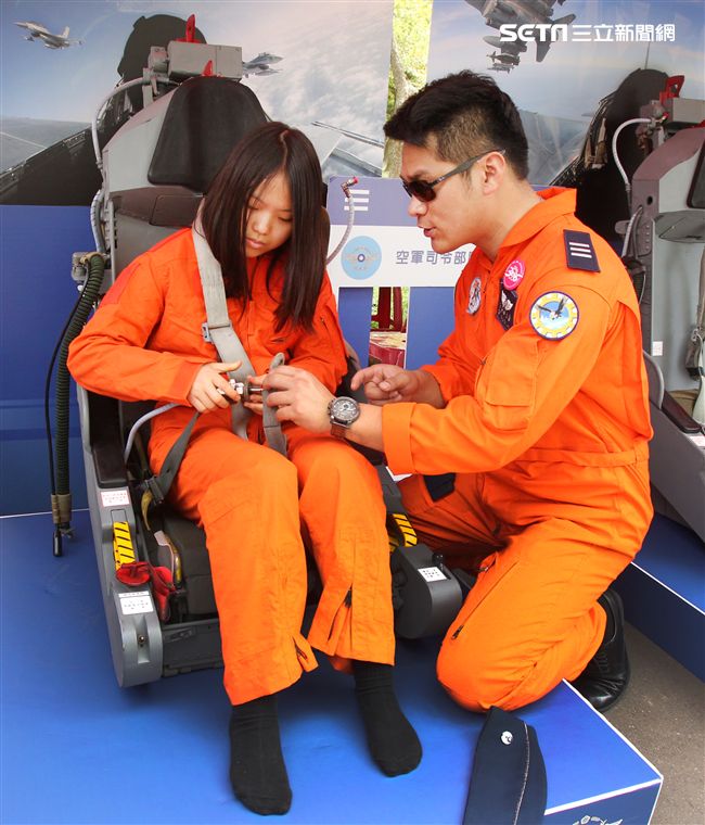 國防部支援天使心家族基金會辦理「336愛奇兒日」活動，民眾T-91步槍射擊模擬、傘具穿戴、穿飛行服彈射座椅，體驗「一日軍人」。（記者邱榮吉/攝影）