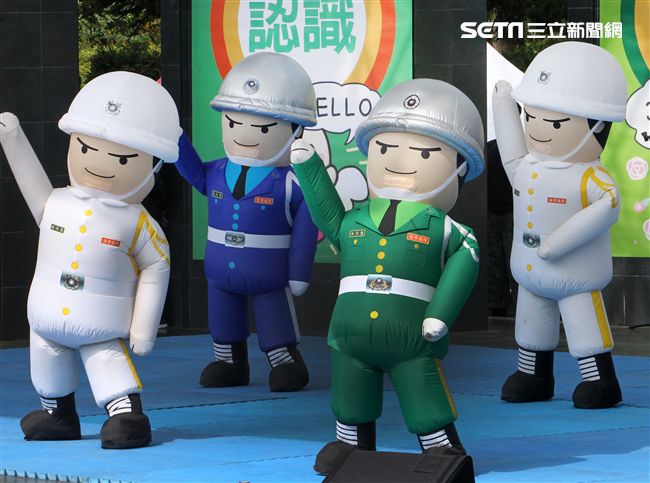 國防部支援天使心家族基金會辦理「336愛奇兒日」活動，民眾T-91步槍射擊模擬、傘具穿戴、穿飛行服彈射座椅，體驗「一日軍人」。（記者邱榮吉/攝影）