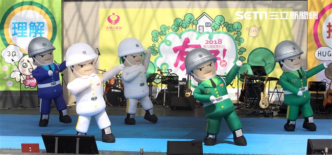 國防部支援天使心家族基金會辦理「336愛奇兒日」活動，民眾T-91步槍射擊模擬、傘具穿戴、穿飛行服彈射座椅，體驗「一日軍人」。（記者邱榮吉/攝影）