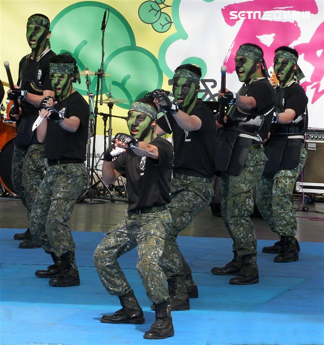 國防部支援天使心家族基金會辦理「336愛奇兒日」活動，民眾T-91步槍射擊模擬、傘具穿戴、穿飛行服彈射座椅，體驗「一日軍人」。（記者邱榮吉/攝影）