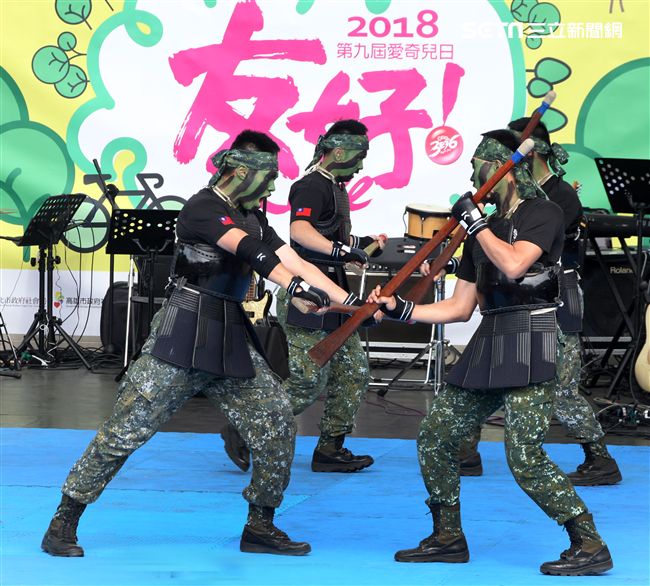 國防部支援天使心家族基金會辦理「336愛奇兒日」活動，民眾T-91步槍射擊模擬、傘具穿戴、穿飛行服彈射座椅，體驗「一日軍人」。（記者邱榮吉/攝影）