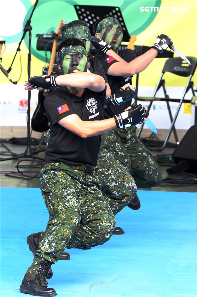 國防部支援天使心家族基金會辦理「336愛奇兒日」活動，民眾T-91步槍射擊模擬、傘具穿戴、穿飛行服彈射座椅，體驗「一日軍人」。（記者邱榮吉/攝影）