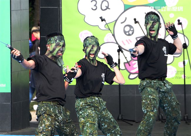 國防部支援天使心家族基金會辦理「336愛奇兒日」活動，民眾T-91步槍射擊模擬、傘具穿戴、穿飛行服彈射座椅，體驗「一日軍人」。（記者邱榮吉/攝影）