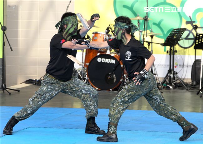 國防部支援天使心家族基金會辦理「336愛奇兒日」活動，民眾T-91步槍射擊模擬、傘具穿戴、穿飛行服彈射座椅，體驗「一日軍人」。（記者邱榮吉/攝影）