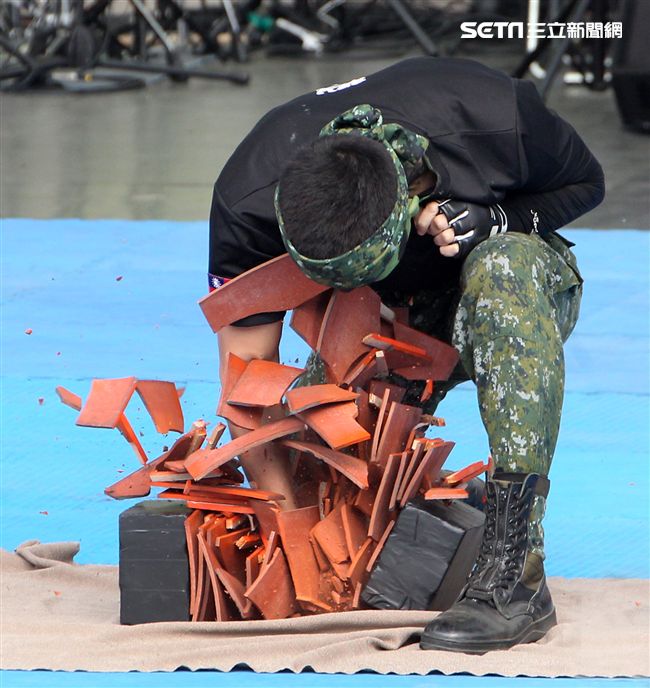 國防部支援天使心家族基金會辦理「336愛奇兒日」活動，民眾T-91步槍射擊模擬、傘具穿戴、穿飛行服彈射座椅，體驗「一日軍人」。（記者邱榮吉/攝影）