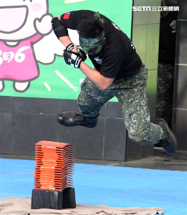 國防部支援天使心家族基金會辦理「336愛奇兒日」活動，民眾T-91步槍射擊模擬、傘具穿戴、穿飛行服彈射座椅，體驗「一日軍人」。（記者邱榮吉/攝影）