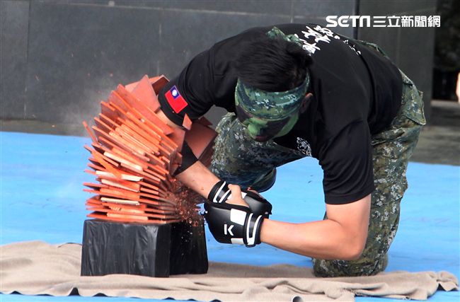 國防部支援天使心家族基金會辦理「336愛奇兒日」活動，民眾T-91步槍射擊模擬、傘具穿戴、穿飛行服彈射座椅，體驗「一日軍人」。（記者邱榮吉/攝影）