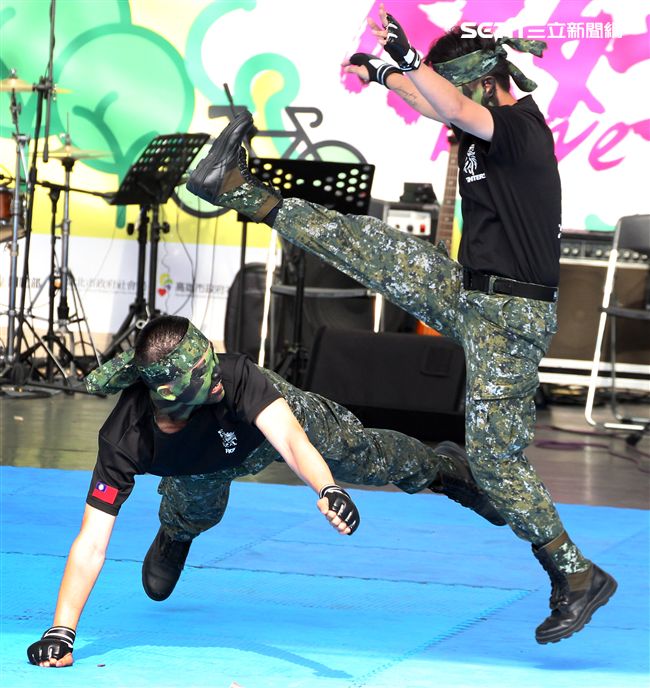 國防部支援天使心家族基金會辦理「336愛奇兒日」活動，民眾T-91步槍射擊模擬、傘具穿戴、穿飛行服彈射座椅，體驗「一日軍人」。（記者邱榮吉/攝影）