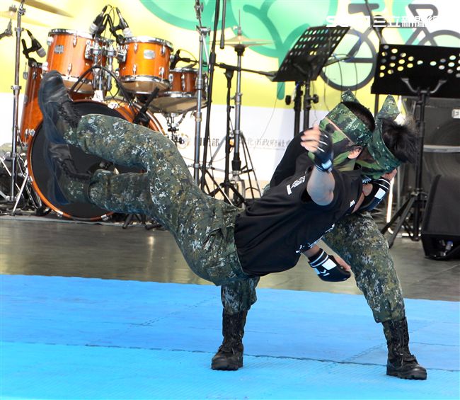 國防部支援天使心家族基金會辦理「336愛奇兒日」活動，民眾T-91步槍射擊模擬、傘具穿戴、穿飛行服彈射座椅，體驗「一日軍人」。（記者邱榮吉/攝影）