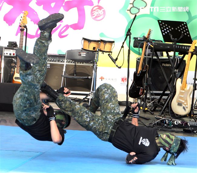 國防部支援天使心家族基金會辦理「336愛奇兒日」活動，民眾T-91步槍射擊模擬、傘具穿戴、穿飛行服彈射座椅，體驗「一日軍人」。（記者邱榮吉/攝影）