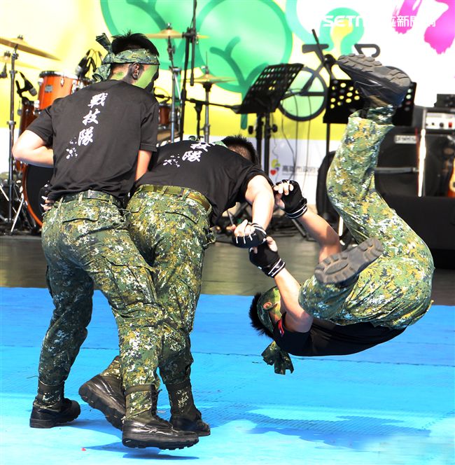 國防部支援天使心家族基金會辦理「336愛奇兒日」活動，民眾T-91步槍射擊模擬、傘具穿戴、穿飛行服彈射座椅，體驗「一日軍人」。（記者邱榮吉/攝影）