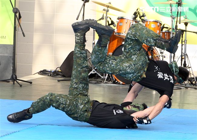 國防部支援天使心家族基金會辦理「336愛奇兒日」活動，民眾T-91步槍射擊模擬、傘具穿戴、穿飛行服彈射座椅，體驗「一日軍人」。（記者邱榮吉/攝影）