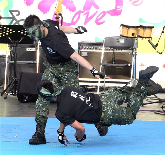 國防部支援天使心家族基金會辦理「336愛奇兒日」活動，民眾T-91步槍射擊模擬、傘具穿戴、穿飛行服彈射座椅，體驗「一日軍人」。（記者邱榮吉/攝影）