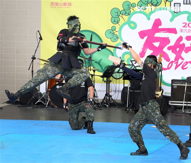 國防部支援天使心家族基金會辦理「336愛奇兒日」活動，民眾T-91步槍射擊模擬、傘具穿戴、穿飛行服彈射座椅，體驗「一日軍人」。（記者邱榮吉/攝影）