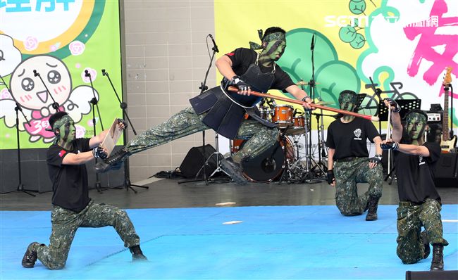 國防部支援天使心家族基金會辦理「336愛奇兒日」活動，民眾T-91步槍射擊模擬、傘具穿戴、穿飛行服彈射座椅，體驗「一日軍人」。（記者邱榮吉/攝影）