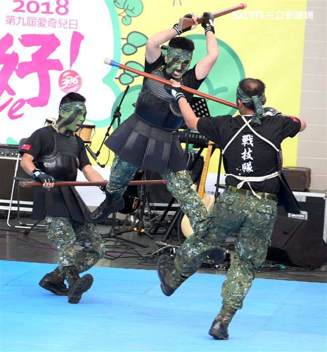 國防部支援天使心家族基金會辦理「336愛奇兒日」活動，民眾T-91步槍射擊模擬、傘具穿戴、穿飛行服彈射座椅，體驗「一日軍人」。（記者邱榮吉/攝影）