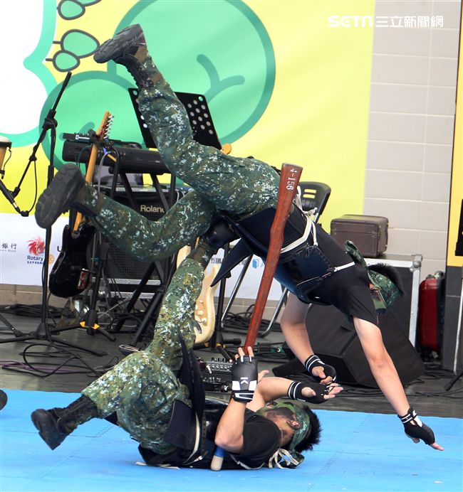 國防部支援天使心家族基金會辦理「336愛奇兒日」活動，民眾T-91步槍射擊模擬、傘具穿戴、穿飛行服彈射座椅，體驗「一日軍人」。（記者邱榮吉/攝影）