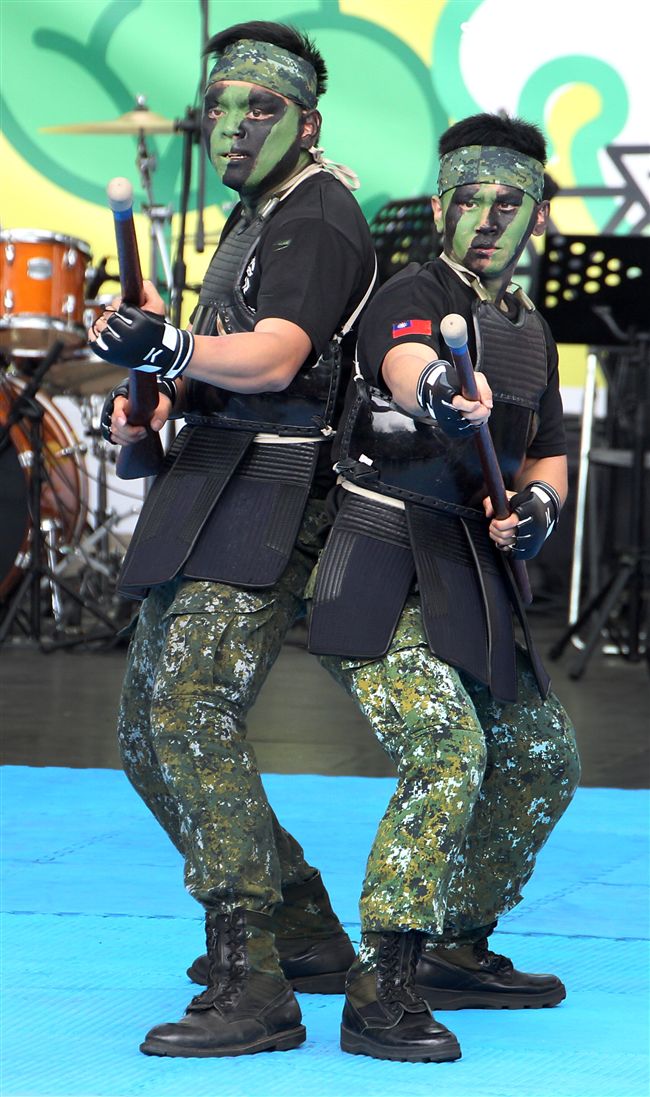 國防部支援天使心家族基金會辦理「336愛奇兒日」活動，民眾T-91步槍射擊模擬、傘具穿戴、穿飛行服彈射座椅，體驗「一日軍人」。（記者邱榮吉/攝影）