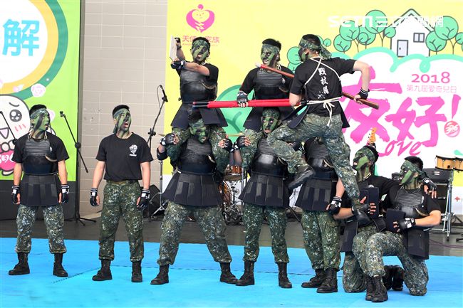 國防部支援天使心家族基金會辦理「336愛奇兒日」活動，民眾T-91步槍射擊模擬、傘具穿戴、穿飛行服彈射座椅，體驗「一日軍人」。（記者邱榮吉/攝影）