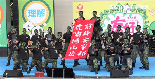 國防部支援天使心家族基金會辦理「336愛奇兒日」活動，民眾T-91步槍射擊模擬、傘具穿戴、穿飛行服彈射座椅，體驗「一日軍人」。（記者邱榮吉/攝影）