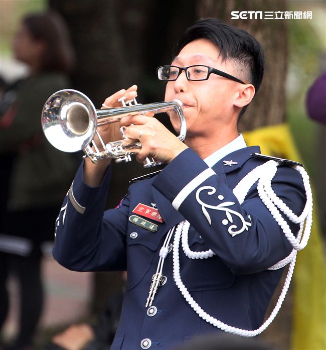 國防部支援天使心家族基金會辦理「336愛奇兒日」活動，民眾T-91步槍射擊模擬、傘具穿戴、穿飛行服彈射座椅，體驗「一日軍人」。（記者邱榮吉/攝影）