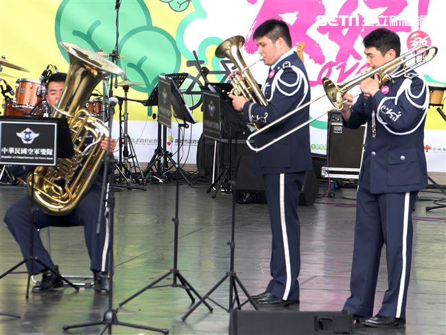 國防部支援天使心家族基金會辦理「336愛奇兒日」活動，民眾T-91步槍射擊模擬、傘具穿戴、穿飛行服彈射座椅，體驗「一日軍人」。（記者邱榮吉/攝影）