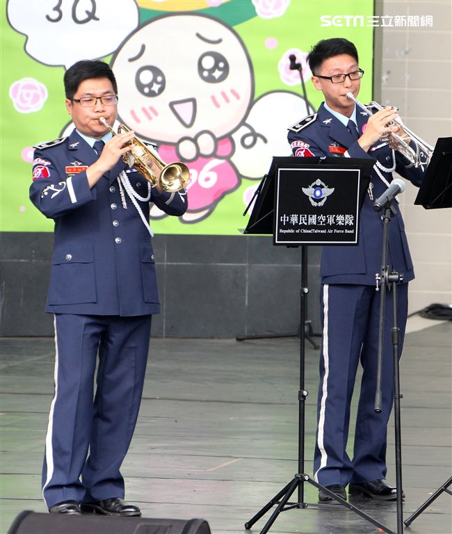 國防部支援天使心家族基金會辦理「336愛奇兒日」活動，民眾T-91步槍射擊模擬、傘具穿戴、穿飛行服彈射座椅，體驗「一日軍人」。（記者邱榮吉/攝影）