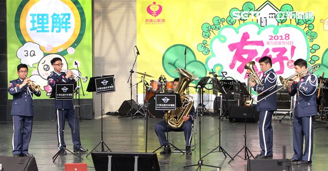 國防部支援天使心家族基金會辦理「336愛奇兒日」活動，民眾T-91步槍射擊模擬、傘具穿戴、穿飛行服彈射座椅，體驗「一日軍人」。（記者邱榮吉/攝影）