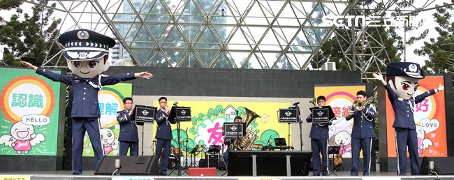 國防部支援天使心家族基金會辦理「336愛奇兒日」活動，民眾T-91步槍射擊模擬、傘具穿戴、穿飛行服彈射座椅，體驗「一日軍人」。（記者邱榮吉/攝影）