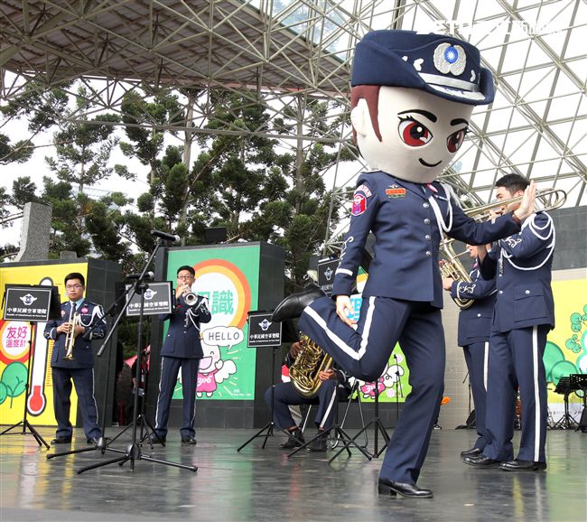 國防部支援天使心家族基金會辦理「336愛奇兒日」活動，民眾T-91步槍射擊模擬、傘具穿戴、穿飛行服彈射座椅，體驗「一日軍人」。（記者邱榮吉/攝影）