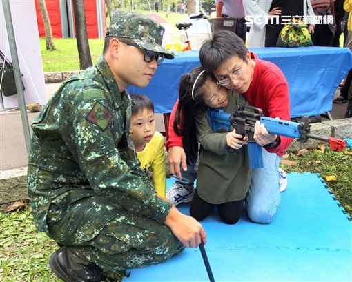 國防部支援天使心家族基金會辦理「336愛奇兒日」活動，民眾T-91步槍射擊模擬、傘具穿戴、穿飛行服彈射座椅，體驗「一日軍人」。（記者邱榮吉/攝影）