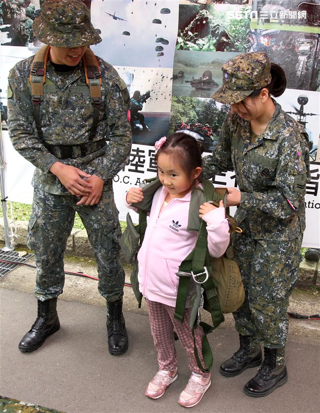 國防部支援天使心家族基金會辦理「336愛奇兒日」活動，民眾T-91步槍射擊模擬、傘具穿戴、穿飛行服彈射座椅，體驗「一日軍人」。（記者邱榮吉/攝影）