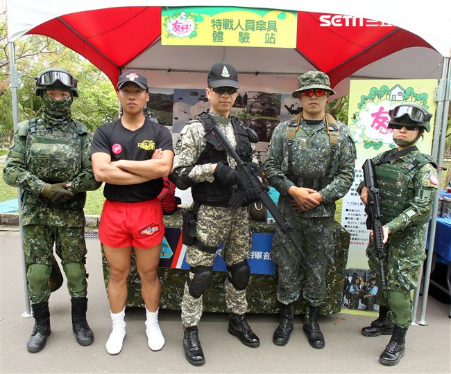 國防部支援天使心家族基金會辦理「336愛奇兒日」活動，民眾T-91步槍射擊模擬、傘具穿戴、穿飛行服彈射座椅，體驗「一日軍人」。（記者邱榮吉/攝影）