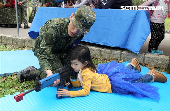 國防部支援天使心家族基金會辦理「336愛奇兒日」活動，民眾T-91步槍射擊模擬、傘具穿戴、穿飛行服彈射座椅，體驗「一日軍人」。（記者邱榮吉/攝影）