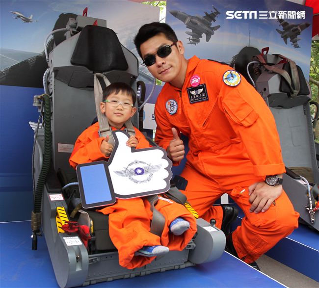 國防部支援天使心家族基金會辦理「336愛奇兒日」活動，民眾T-91步槍射擊模擬、傘具穿戴、穿飛行服彈射座椅，體驗「一日軍人」。（記者邱榮吉/攝影）