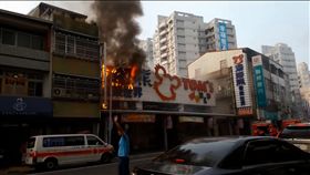 台南開元路,湯姆熊招牌起火,火警（圖／爆料公社）