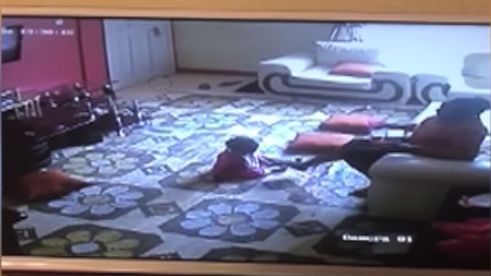 保母對1歲嬰踹頭扯臂　媽媽心痛報警