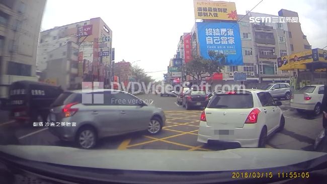 轎車壓網狀線　插隊進停車場恐吞罰單