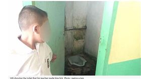 北蘇門答臘,男童,處罰,舔廁所,North Sumatra,印尼,學校,董事會,小學生　圖／翻攝自Coconuts Jakarta　https://goo.gl/hGRSA4