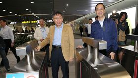 每月1280元　無限次搭捷運與雙北公車台北市長柯文哲（前左）、新北市長朱立倫（前右）12日共同宣布4月16日起推出交通定期票，價格為1280元，30日內可無限次搭乘捷運、雙北公車，以及YouBike前30分鐘免費。中央社記者郭日曉攝　107年3月12日