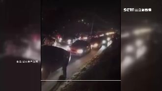 少年遭14男圍毆　找50台車討公道