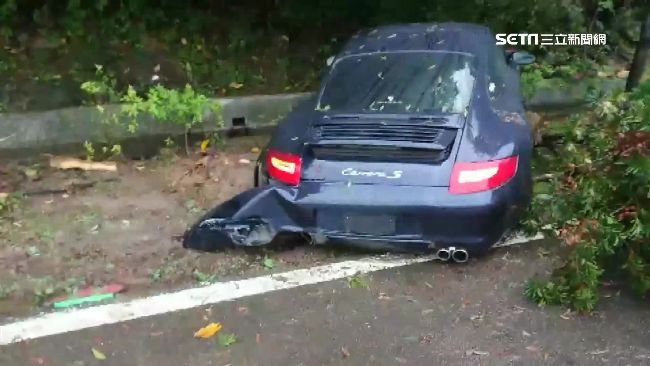 跑車撞山壁　駕駛拆車牌「怕被撿走」