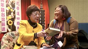 呂秀蓮贈書給青年前副總統呂秀蓮（左）17日在台北出席太陽花學運4週年「台灣青年談台灣前途」座談會，座談結束後呂秀蓮贈送書籍「重審美麗島」給與會青年。中央社記者吳翊寧攝　107年3月17日