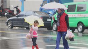 全台留意較大雨勢（1）鋒面接近，大台北地區28日午後開始下雨，中央氣象局表示，信義區、中山區、內湖區，南港區都已有明顯雨勢，降雨範圍也會擴大。中央社記者吳家昇攝　107年2月28日